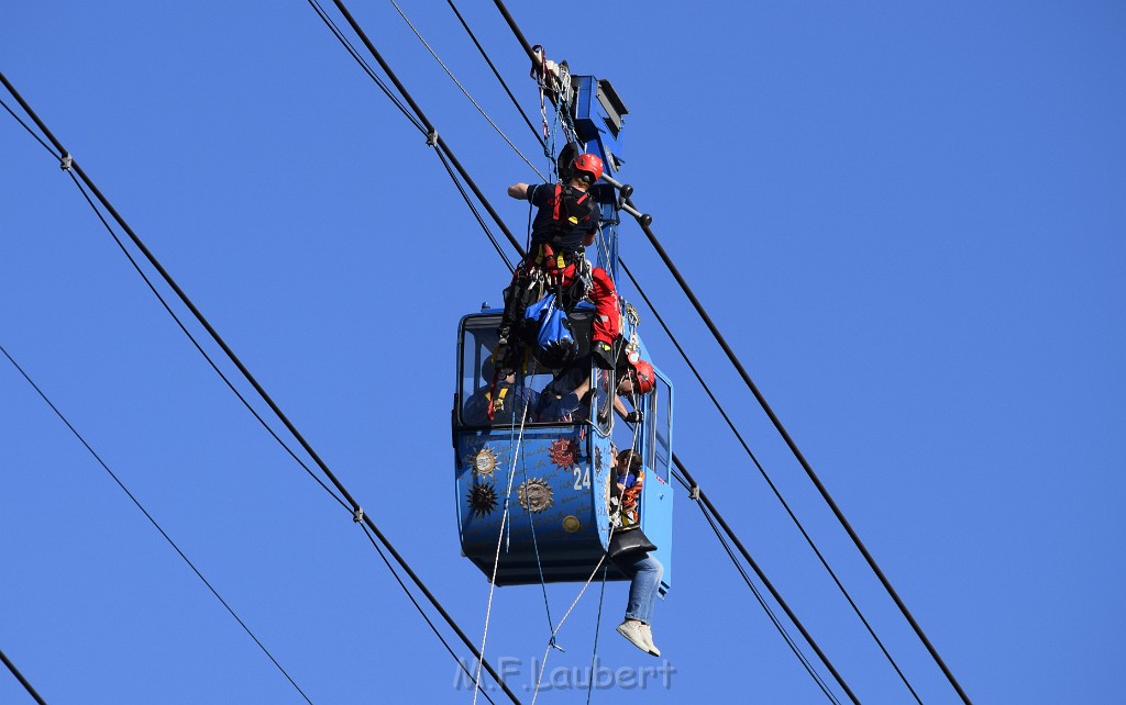 Koelner Seilbahn Gondel blieb haengen Koeln Linksrheinisch P410.JPG - Miklos Laubert